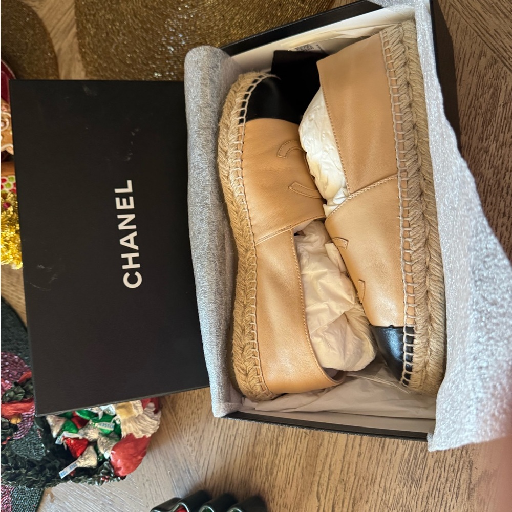CHANEL Tan and Black Espadrilles - Picture 6 of 13